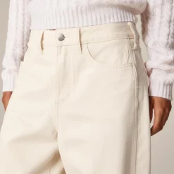 Barrel-leg jean