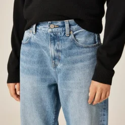 Mid-rise relaxed straight jean