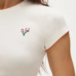 Perfect-fit crewneck T-shirt with flower embroidery