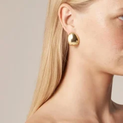 Round stud earrings