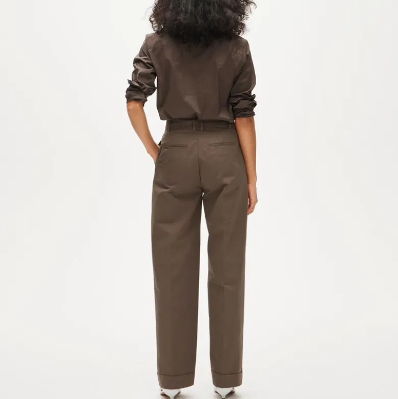 Wide-leg pleated pant