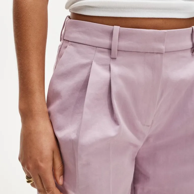Wide-leg pleated pant